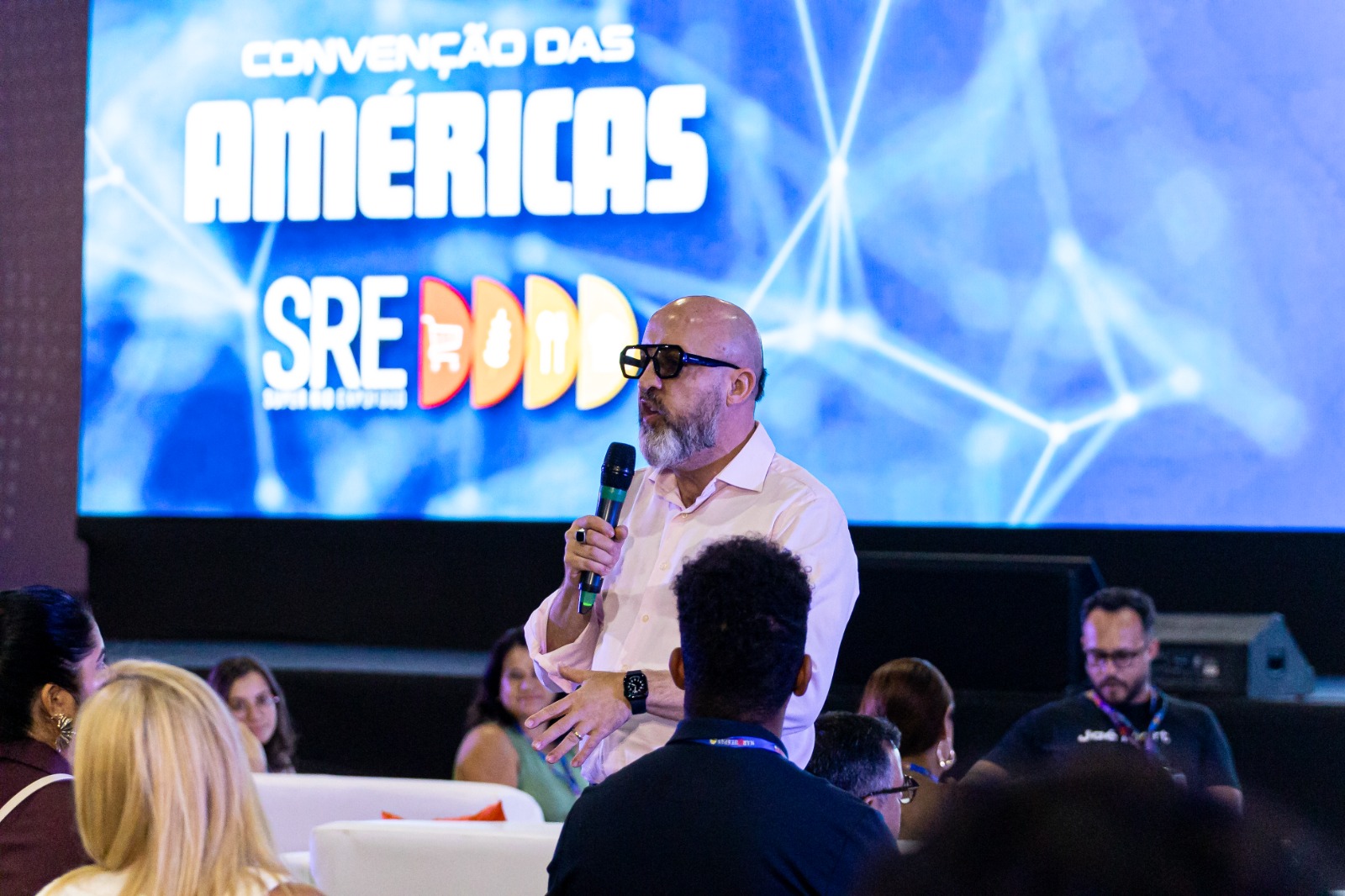 Escritor e palestrante, Fabrício Carpinejar emocionou o público com reflexões profundas sobre o comportamento humano