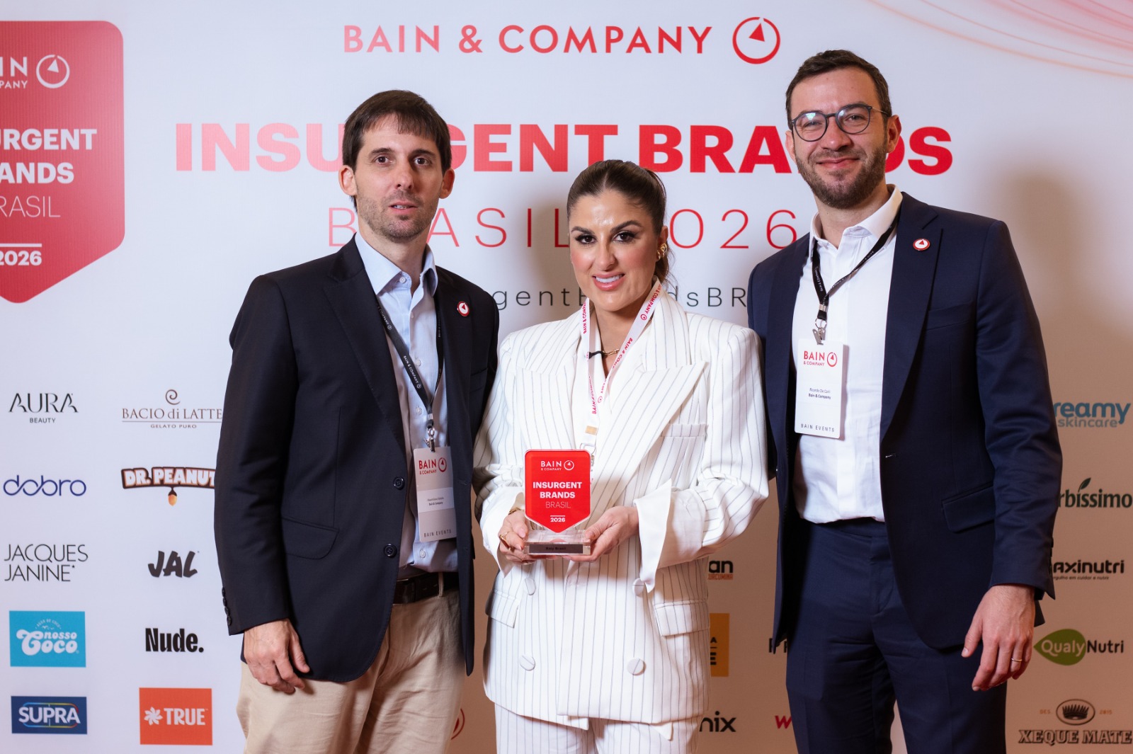 Dayane Titon Cardoso, Diretora Comercial e de Marketing da Baly Brasil, entre Maximiliano Rotella e Ricardo De Carli, sócios da prática de Bens de Consumo da Bain & Company na América do Sul durante a entrega da premiação