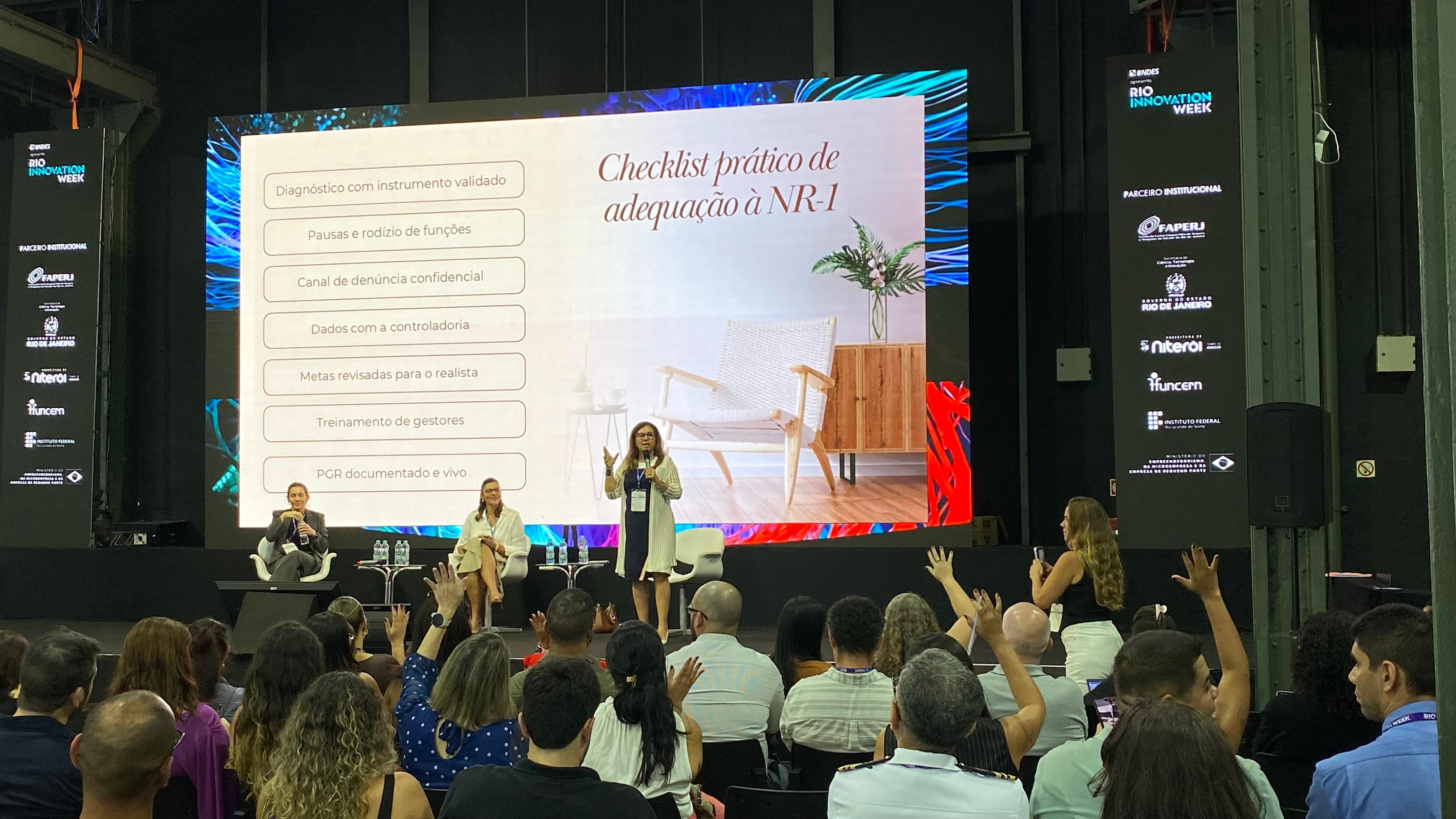 Painel no Rio Innovation Week traz debates sobre a NR-01 e o papel dos líderes no cuidado com saúde mental nas empresas