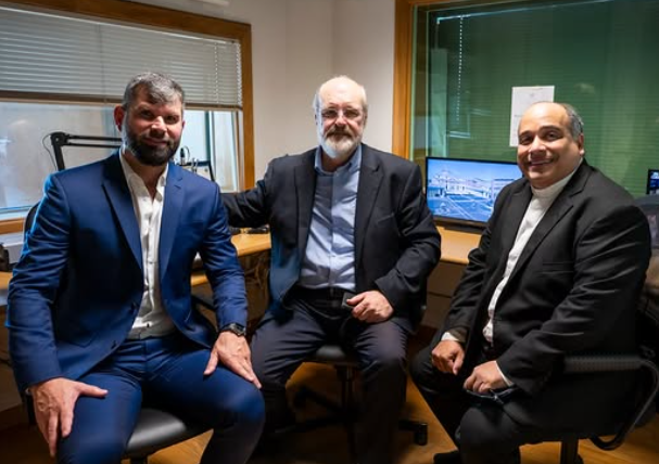 Fábio Queiróz, presidente da ASSERJ e ALAS, e Padre Omar em entrevista à Rádio Vaticano