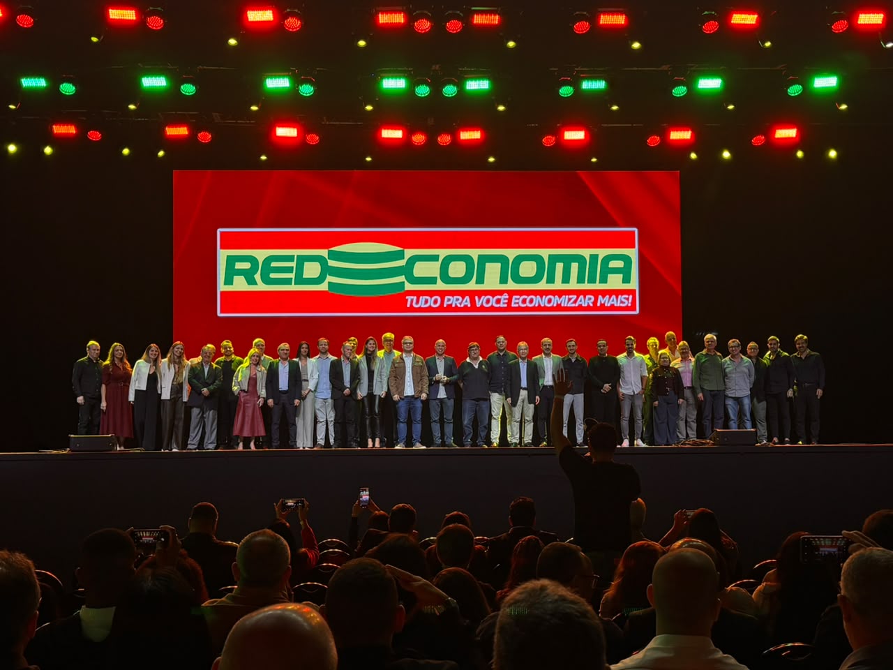 Associados sobem ao palco na comemoração de aniversário da Redeconomia