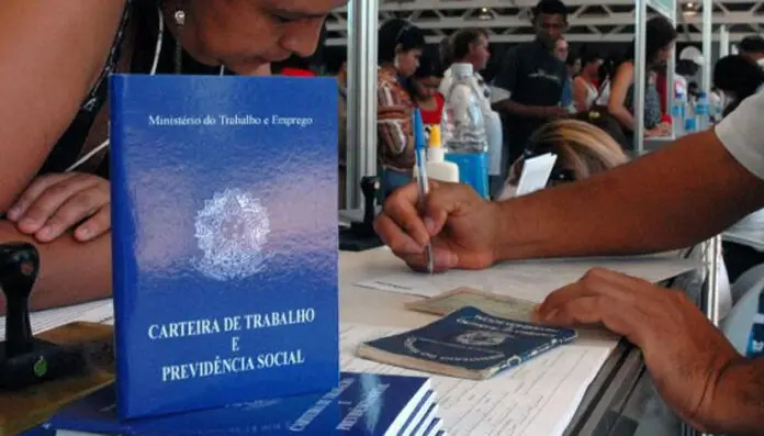 Carteira-de-trabalho-foto-de-Marcello-Casal-Jr-ABr-696x397.jpg.webp