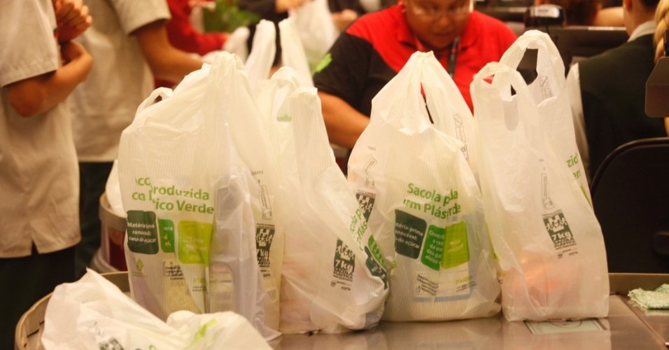 empacotadores-colocam-produtos-em-sacolas-plasticas-no-supermercado-zafari-na-regiao-central-de-sao-paulo-1412124808365_956x500-1.jpg