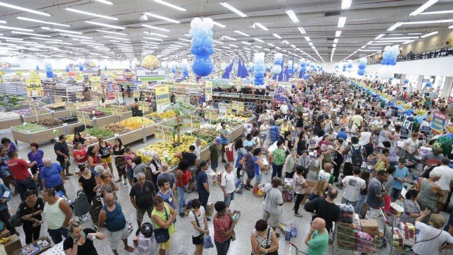 x79428651_rio-de-janeiro-19-10-2018-aniversario-do-supermercado-guanabara-na-foto-o-supermercado-de-v.jpg.pagespeed.ic_.LSSzvdljxP.jpg