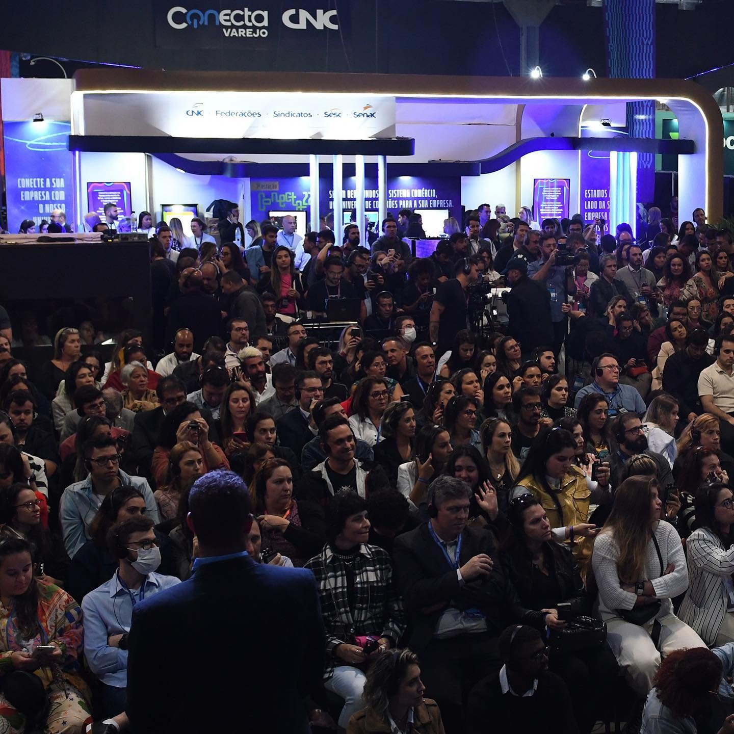 Conecta Varejo CNC abre programação com palestras de Bruce Dickinson, vocalista do Iron Maiden, e Dan Cockerell, ex-vice-presidente da Disney