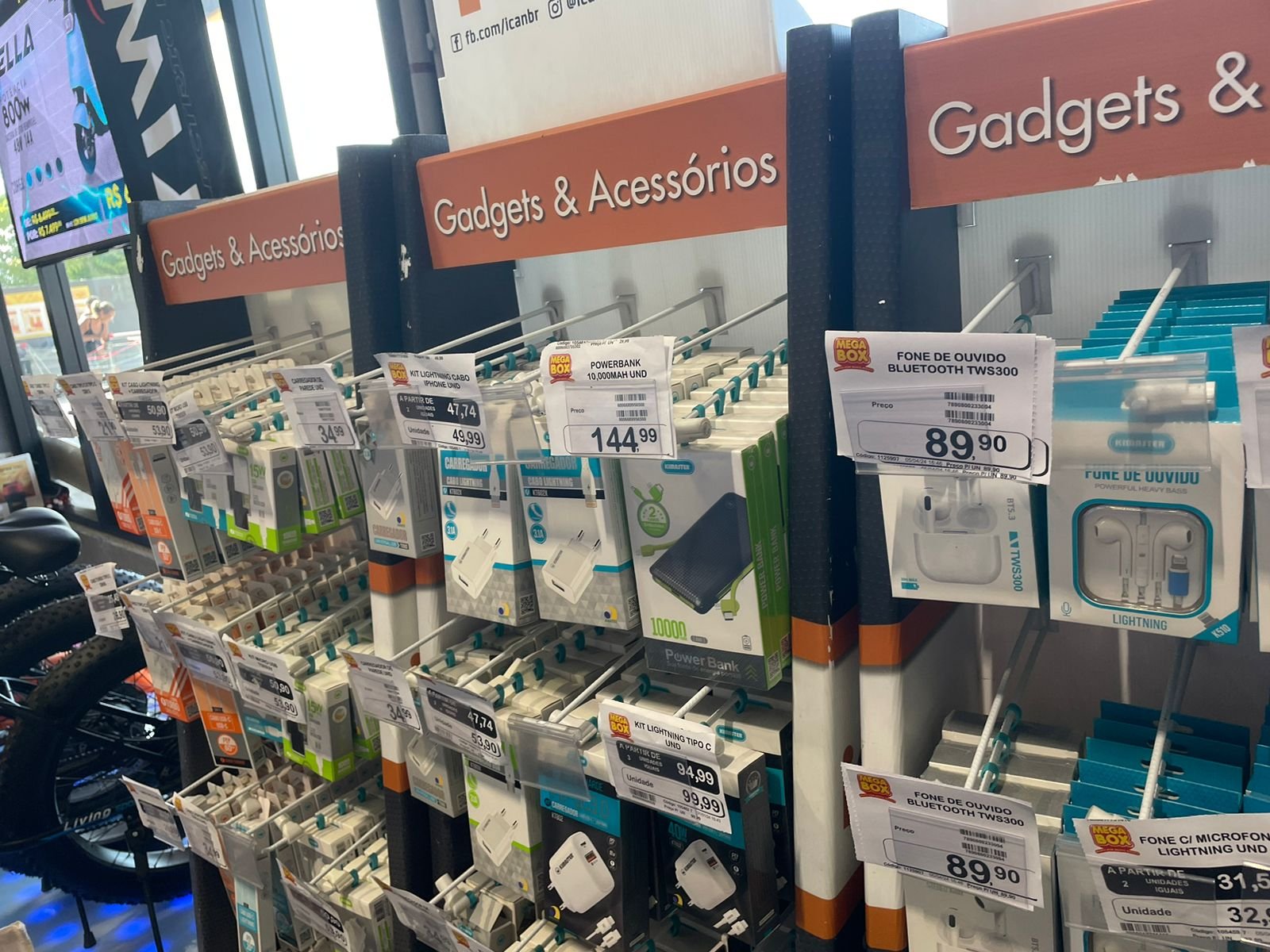 Mega Box do Recreio faz sucesso com a venda de acessórios para celular