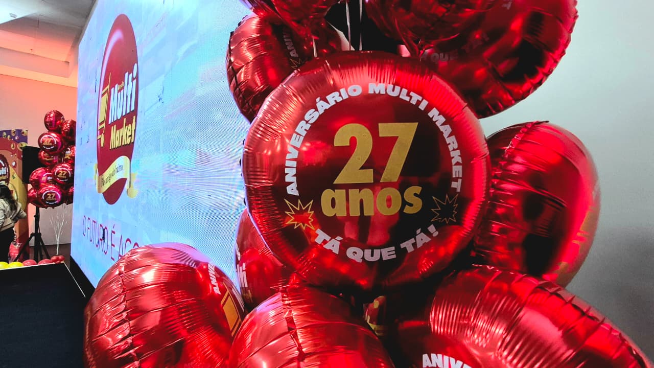 Balões da decoração do aniversário de 27 anos da Rede Multi Market