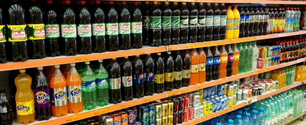 Supermercados e hipermercados estão proibidos de cobrar preços diferenciados de bebidas em temperatura ambiente e geladas
