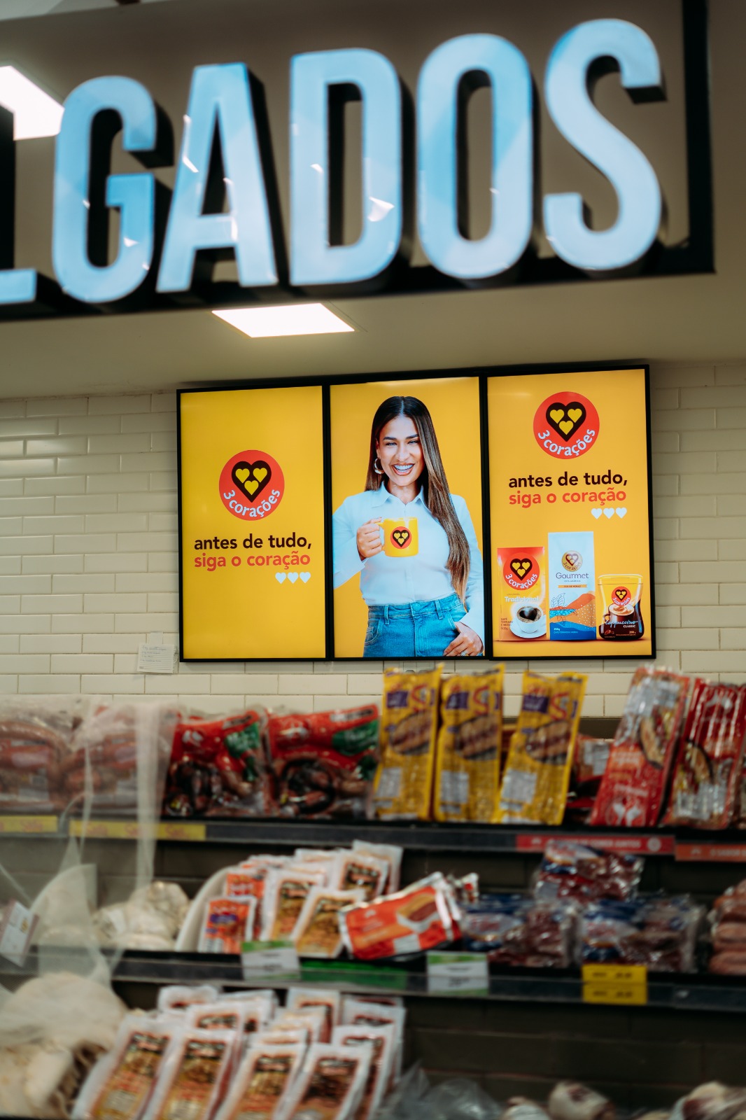 Casa do Arroz coloca painéis de LED em suas lojas para retail media