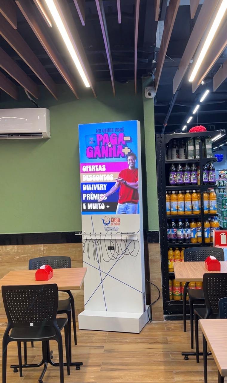 Casa do Sabão traz totem de carregamento e painel de LED em loja de Paracambi