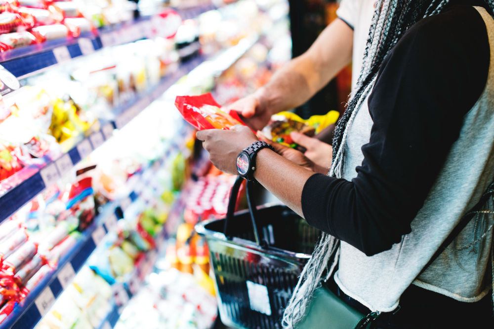 Por que os brasileiros ainda sentem dificuldade nas compras mesmo com melhora da economia?