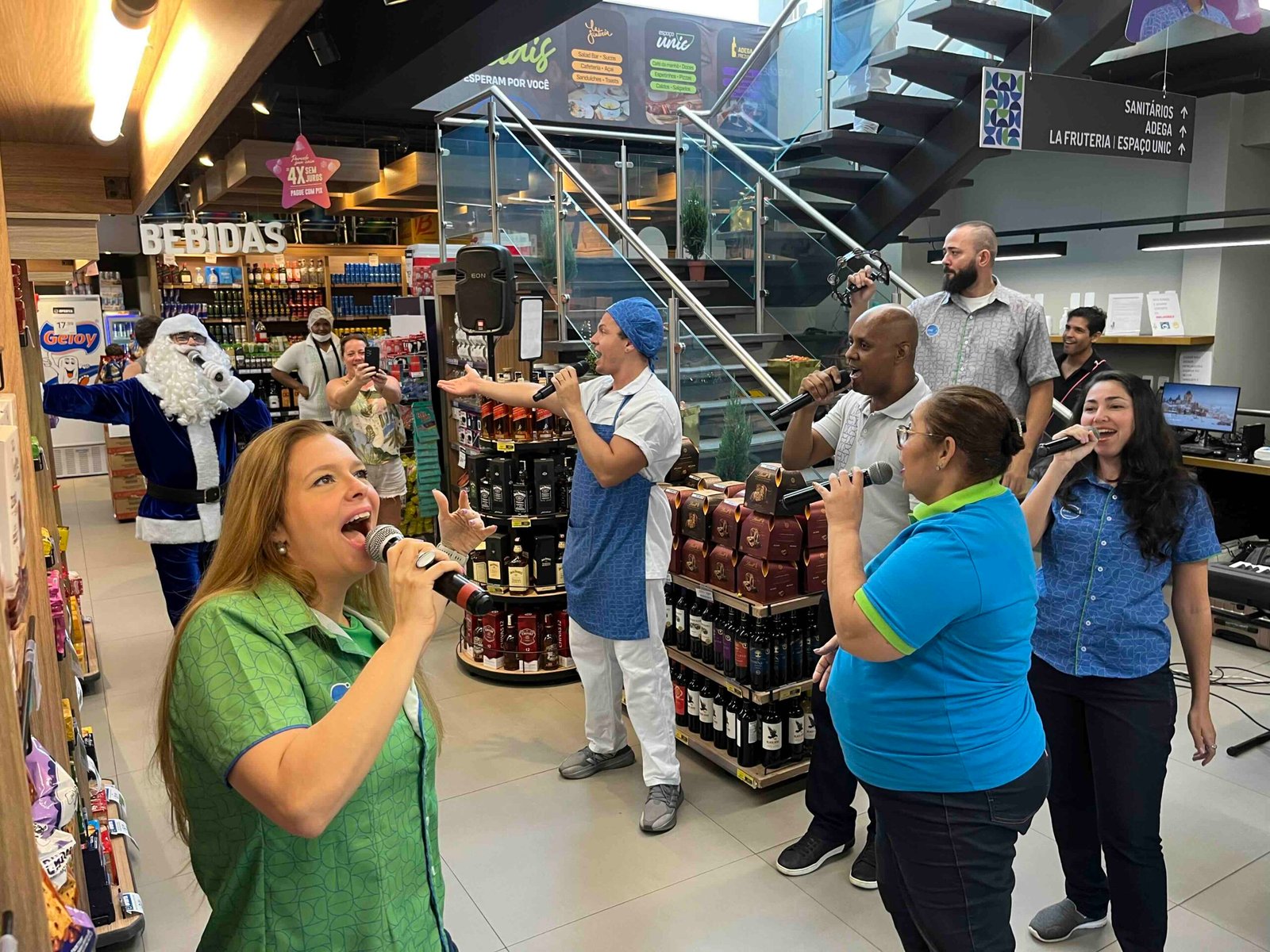 Coral de Natal surpreende clientes com apresentações-relâmpago no Prezunic