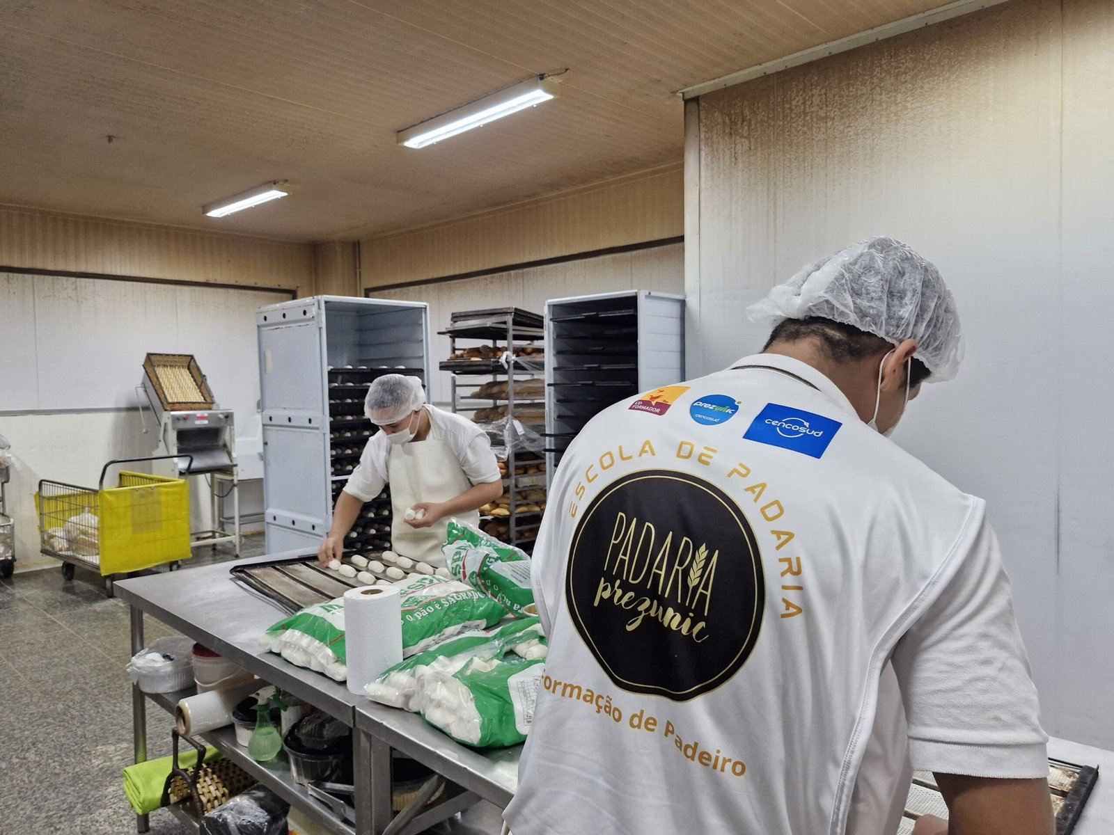 Prezunic aposta em talentos da casa e abre sua própria Escola de Padaria