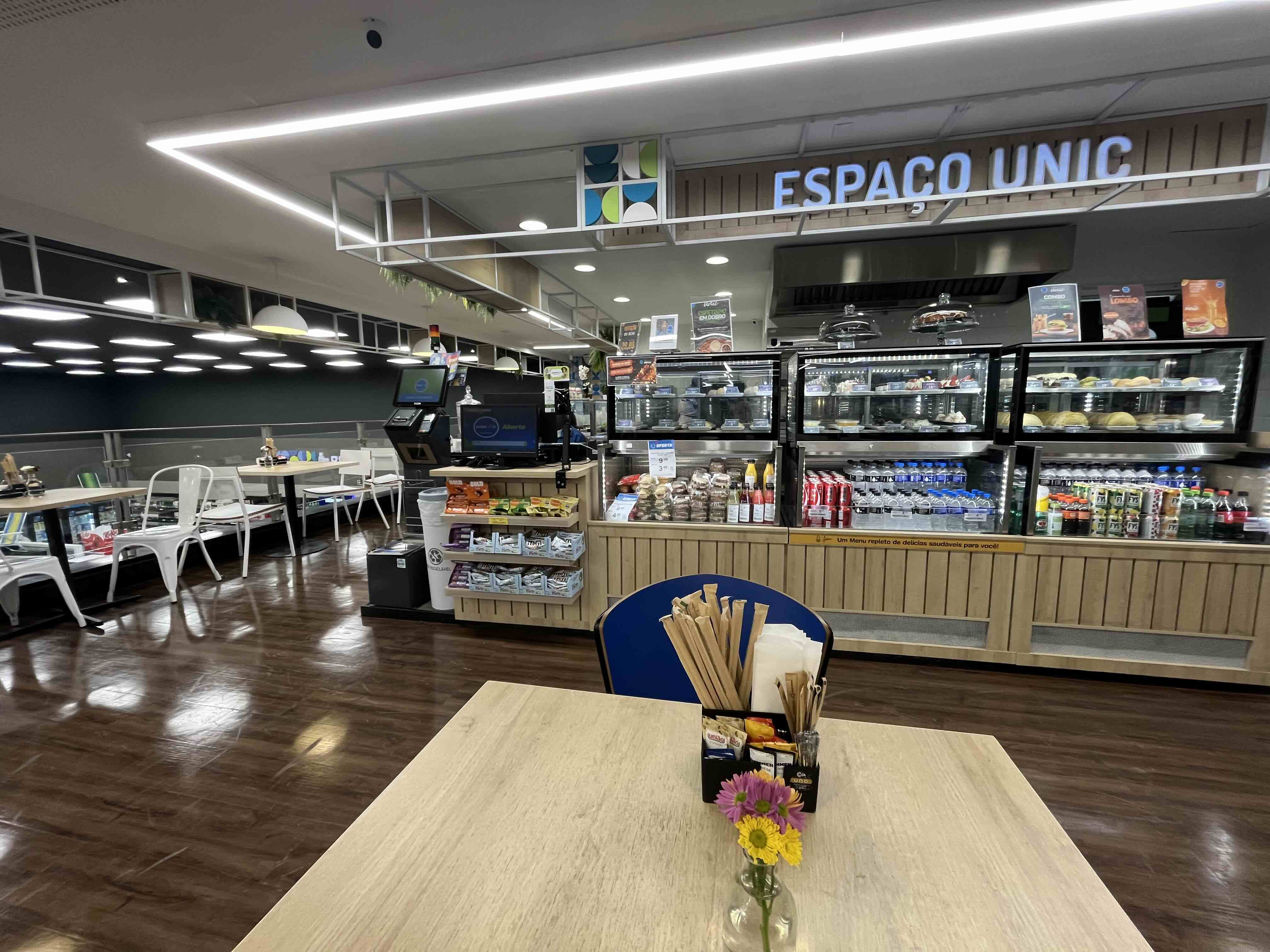 Espaço Unic no Prezunic é ponto de convivência com mesas e restaurantes para comer no supermercado