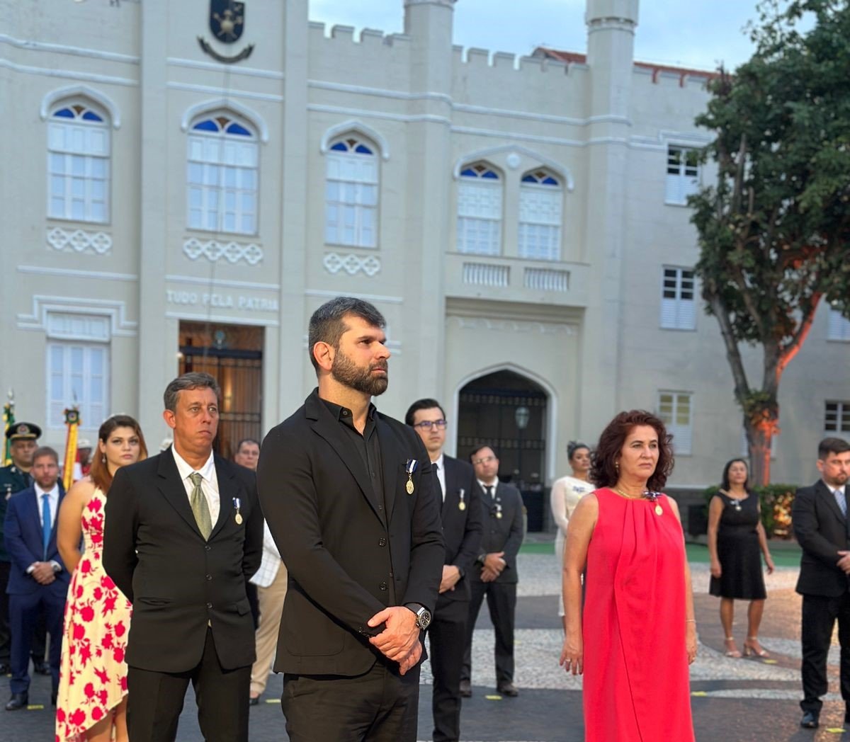 Presidente da ASSERJ recebe Medalha Amigo da Marinha