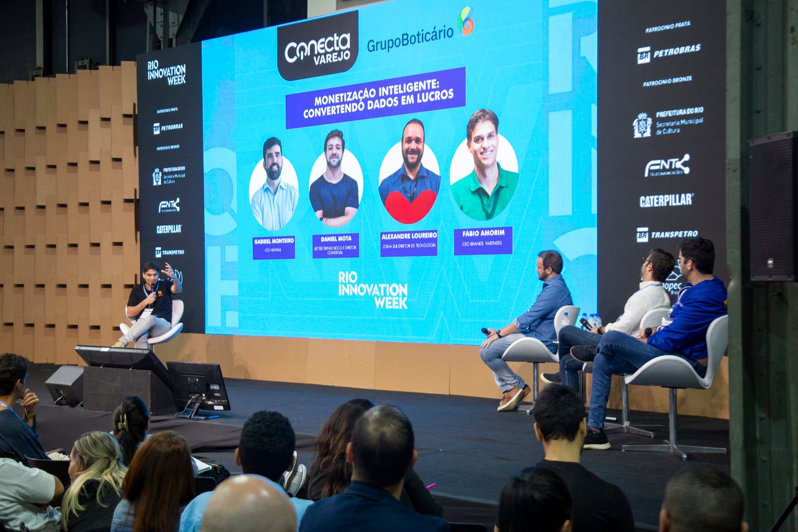 Conecta Varejo apresentou um painel sobre como converter dados de consumo em lucro. Vem ver!