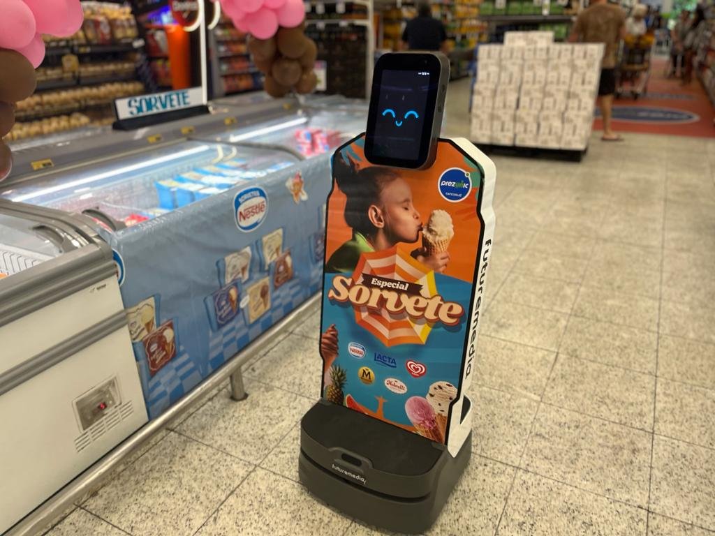 NIC, o robô que encanta os clientes do Prezunic com seu humor e conhecimento sobre sorvetes