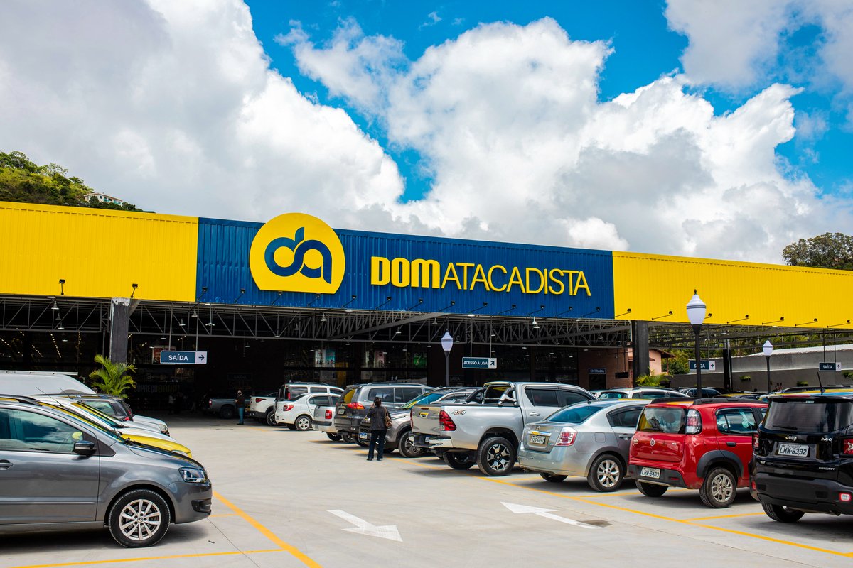 DOM Atacadista celebra sete anos com caminhões de prêmios e vales-compras diários