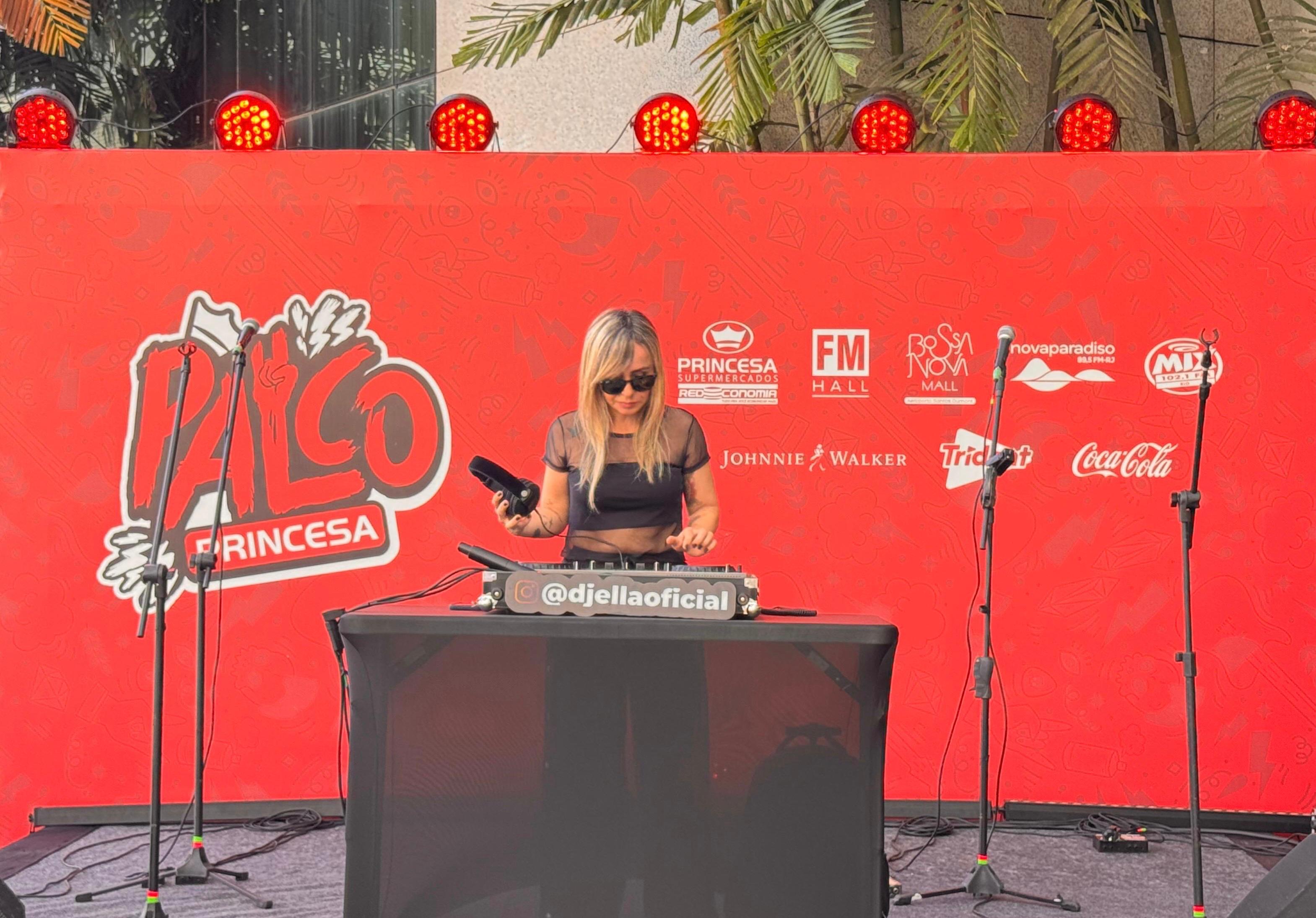 Palco Princesa, uma ação do Princesa Supermercados, leva música para moradores e turistas no Rio de Janeiro 