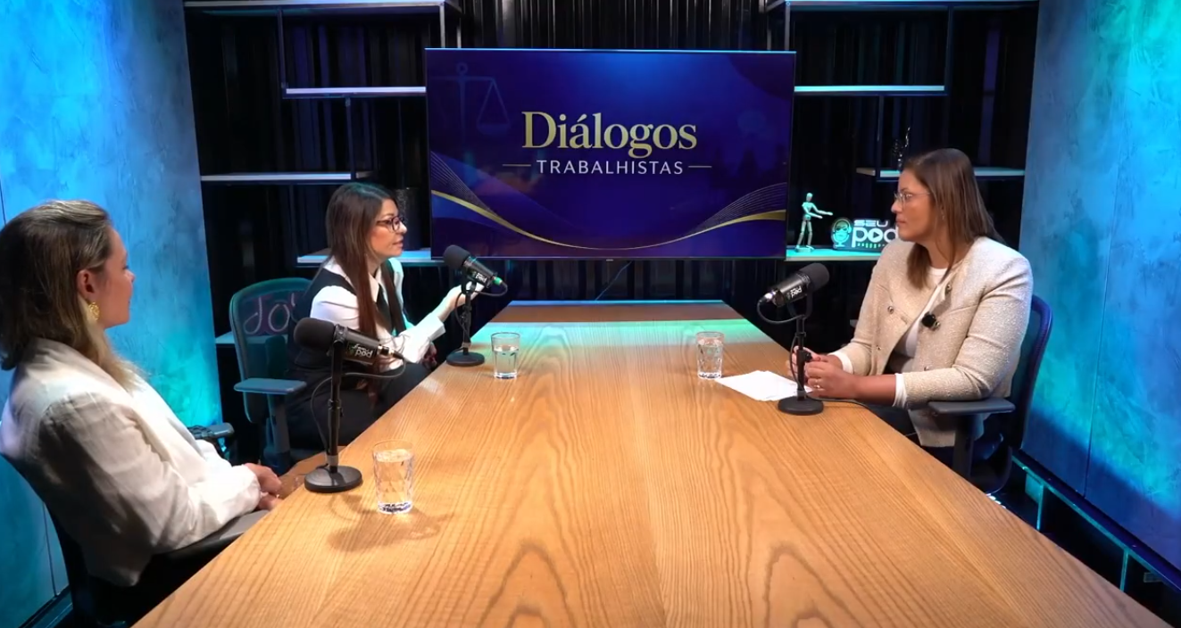 Manuela Sales, diretora executiva da ASSERJ, aborda saúde mental e liderança no podcast Diálogos Trabalhistas