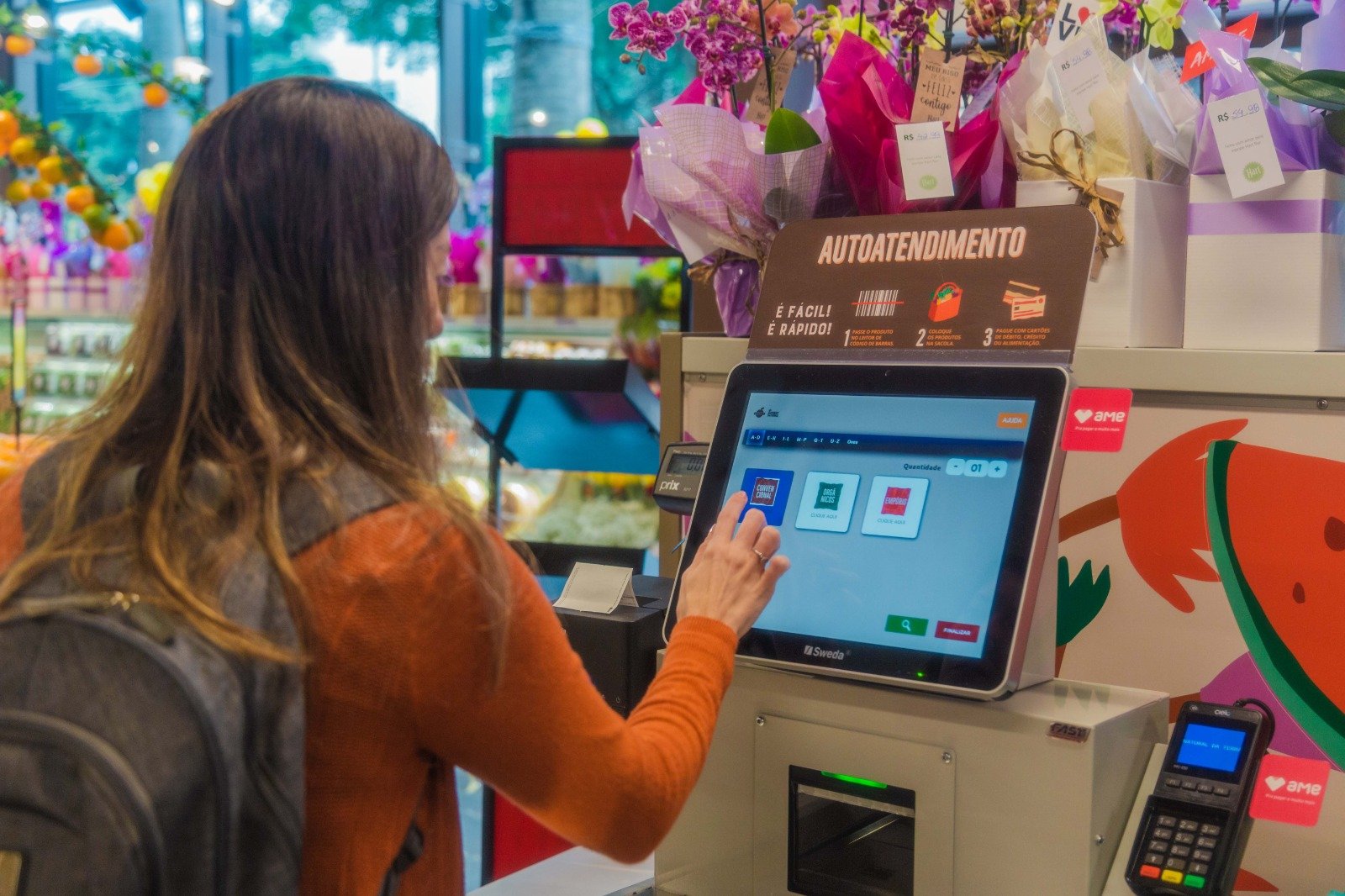 Autoatendimento enfrenta resistência no exterior, mas ganha espaço no Brasil