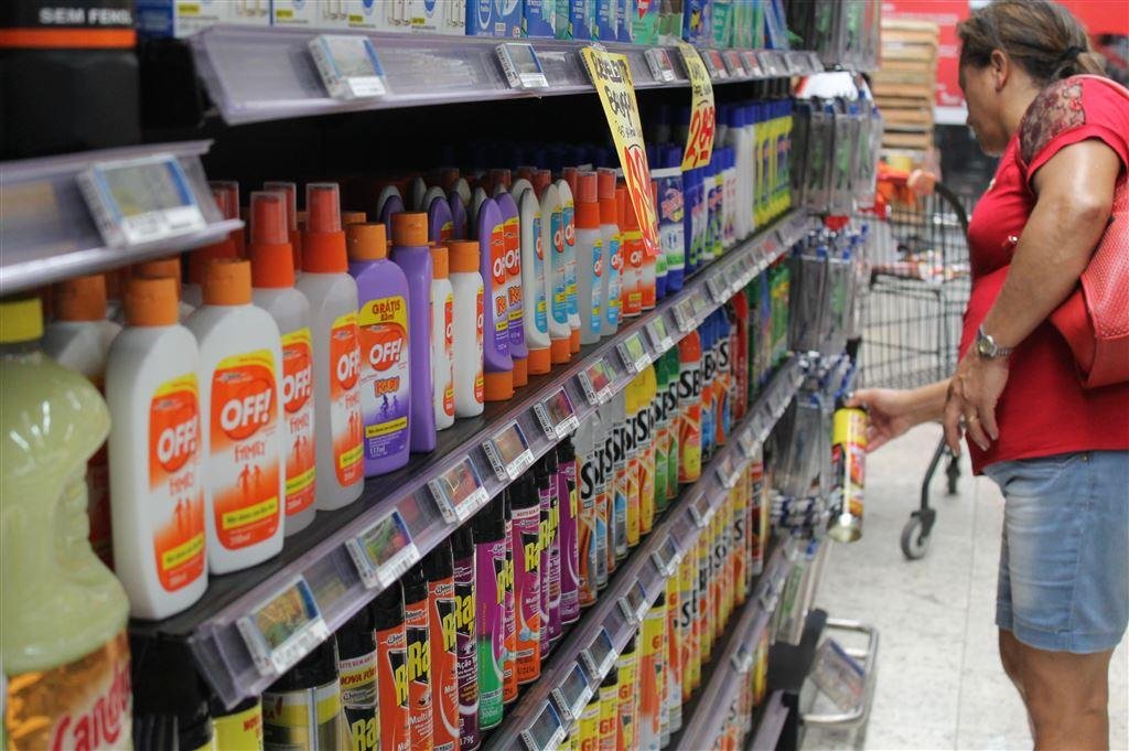 Com estratégia de guerra, supermercados garantem venda de repelentes