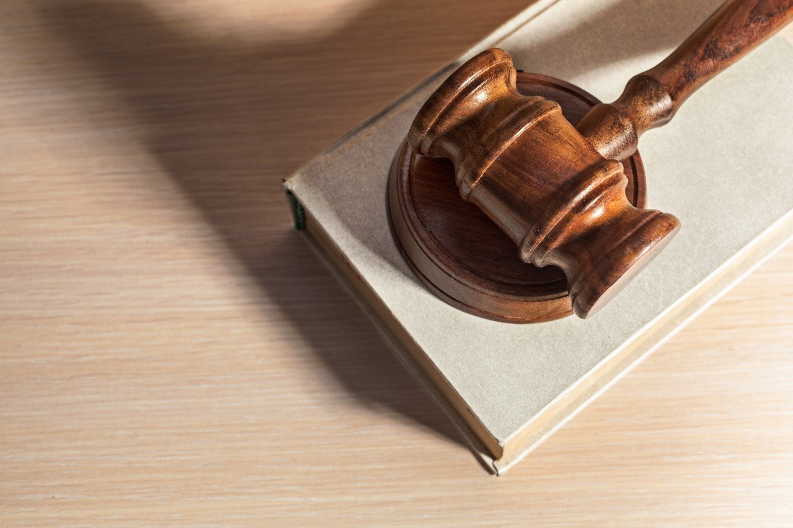 ASSERJ ganha liminar que derruba a obrigatoriedade dos associados de Niterói a terem empacotadores