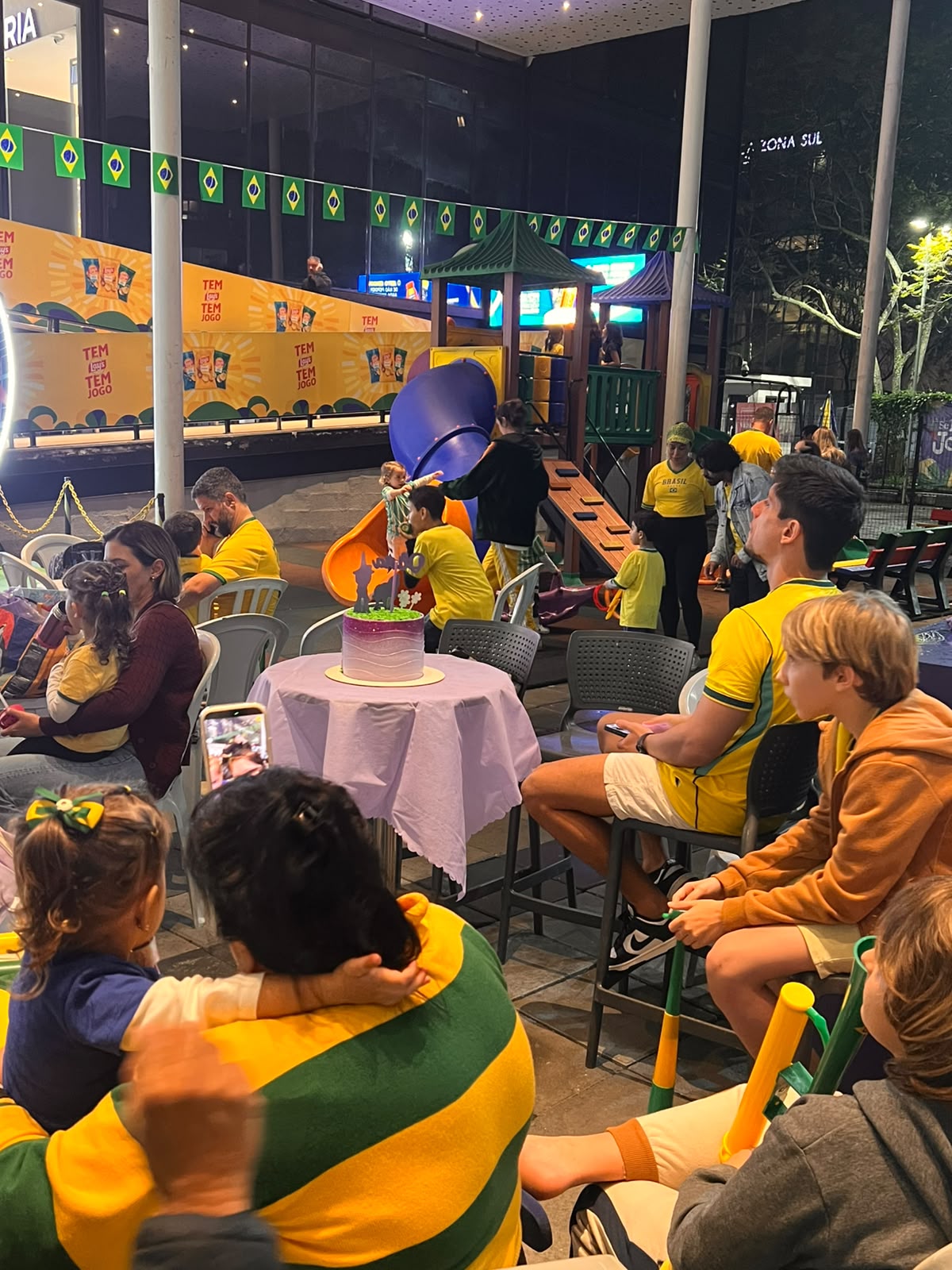 Supermarket Blue reúne famílias para torcer em jogo do Brasil na Copa do Mundo