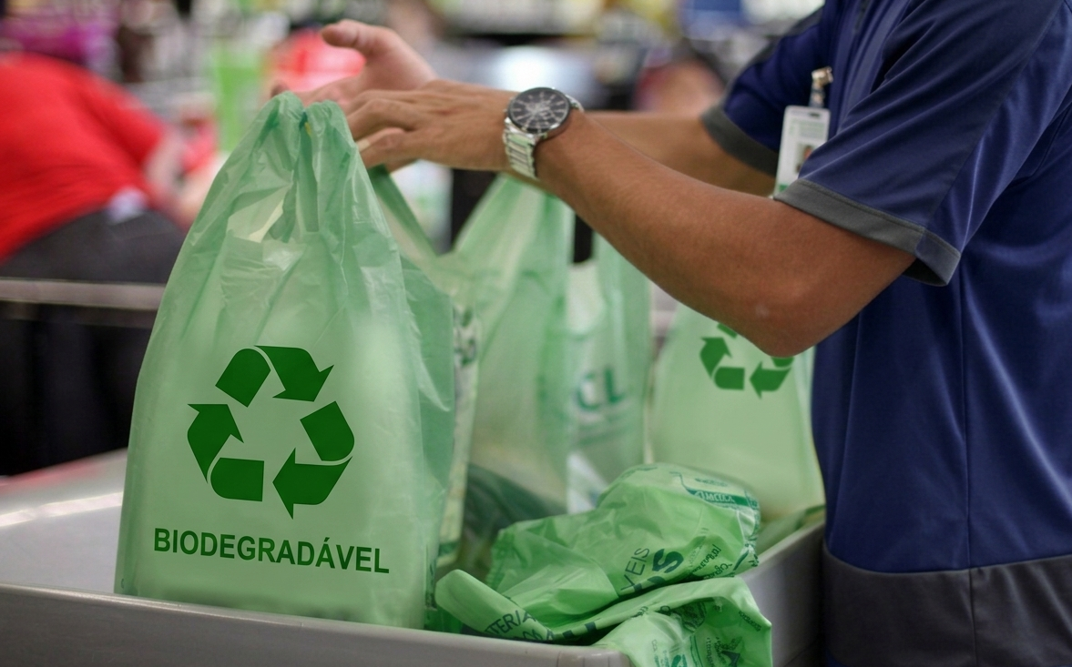 Supermercados podem cobrar normalmente por sacolas biodegradáveis