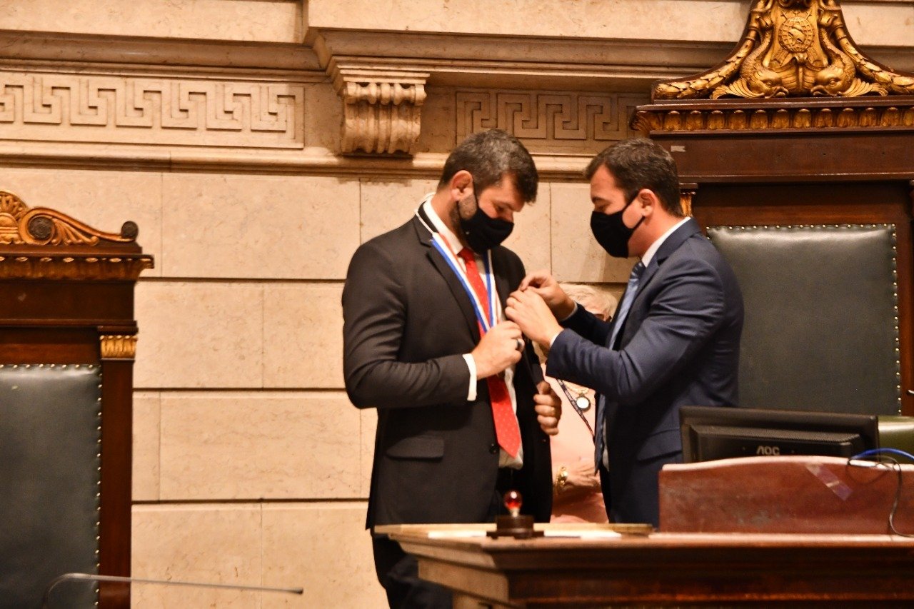Presidente da ASSERJ recebe Medalha Pedro Ernesto pela atuação do setor durante a pandemia