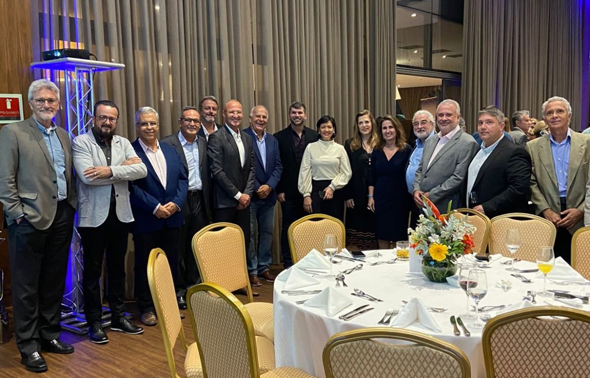 Fábio Queiróz, presidente da ASSERJ, participa de jantar com o governador Claudio Castro promovido pela ADERJ e ABAD