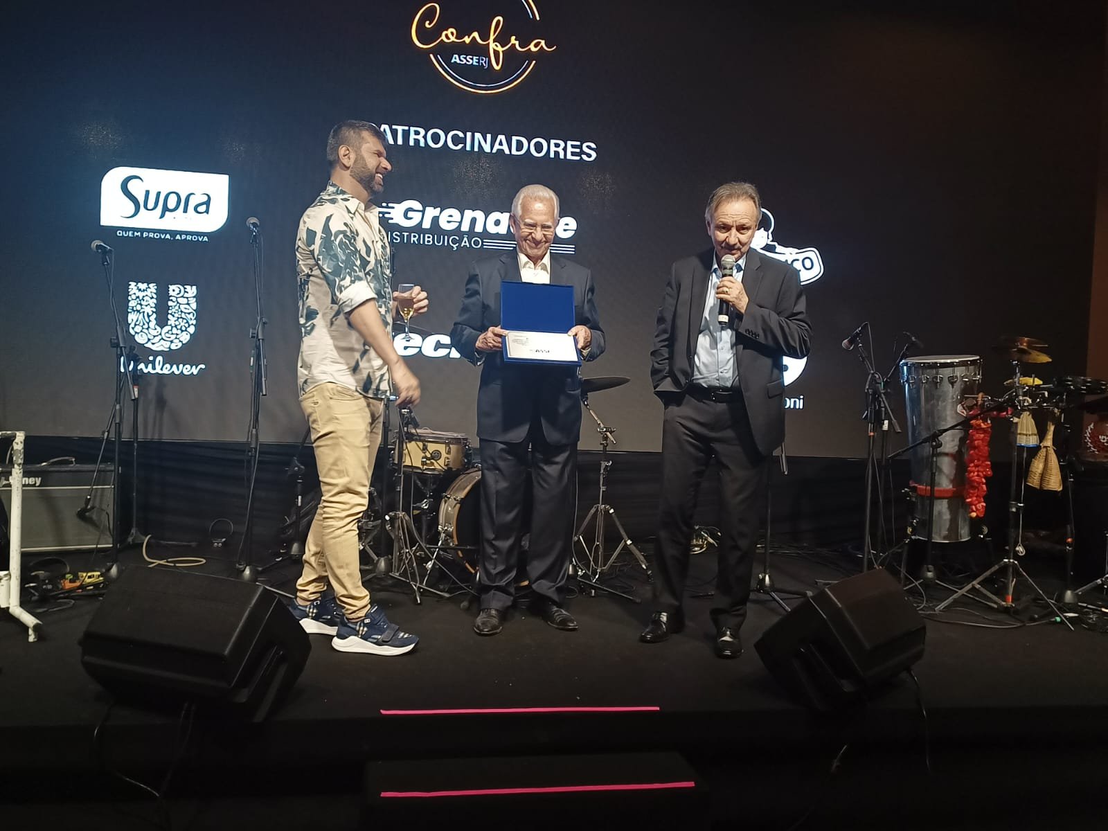 Uma noite de confraternização, homenagens e celebração