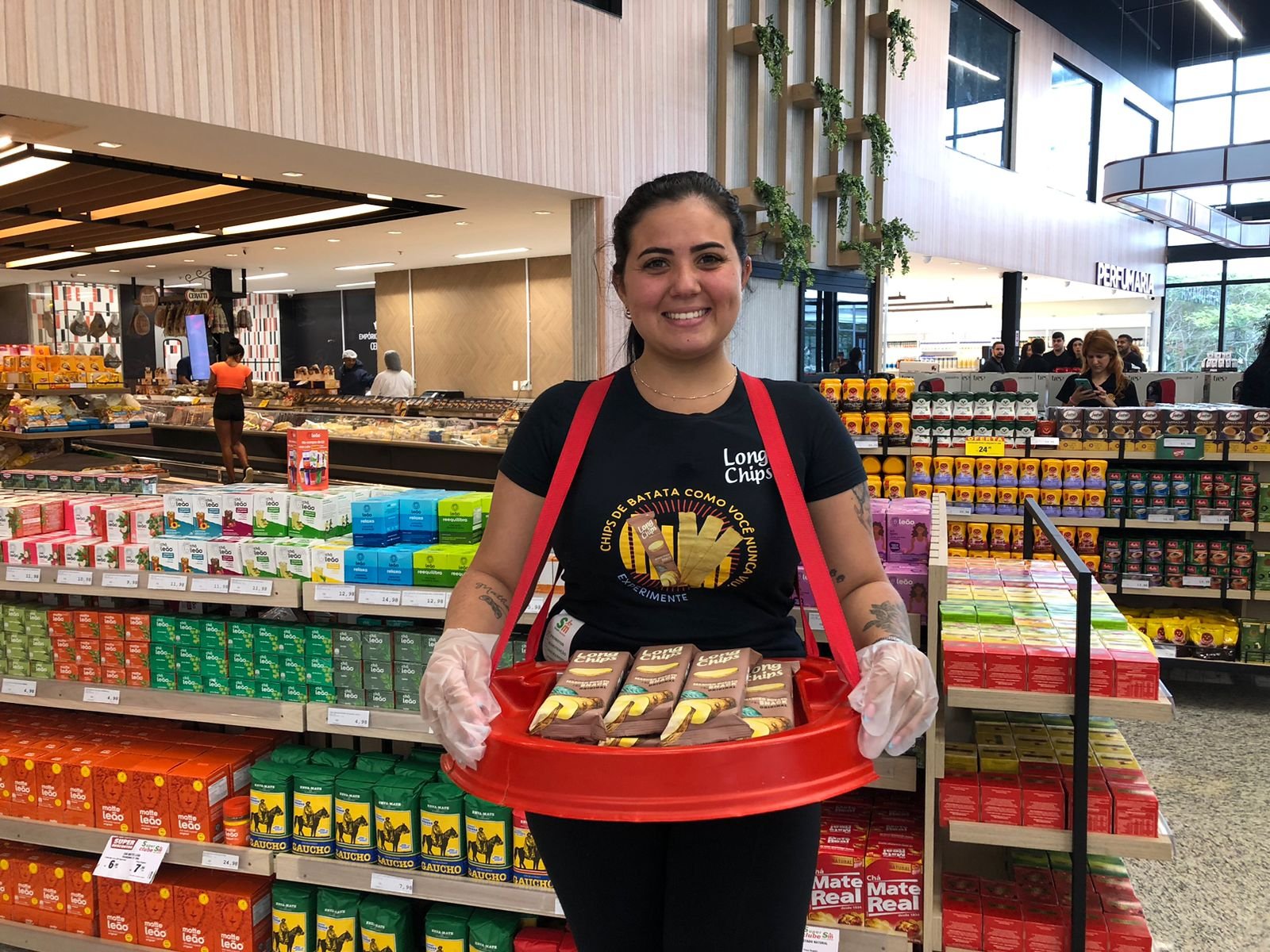 Ação de trade marketing das batatas long chips faz sucesso no Supermarket Barra Blue