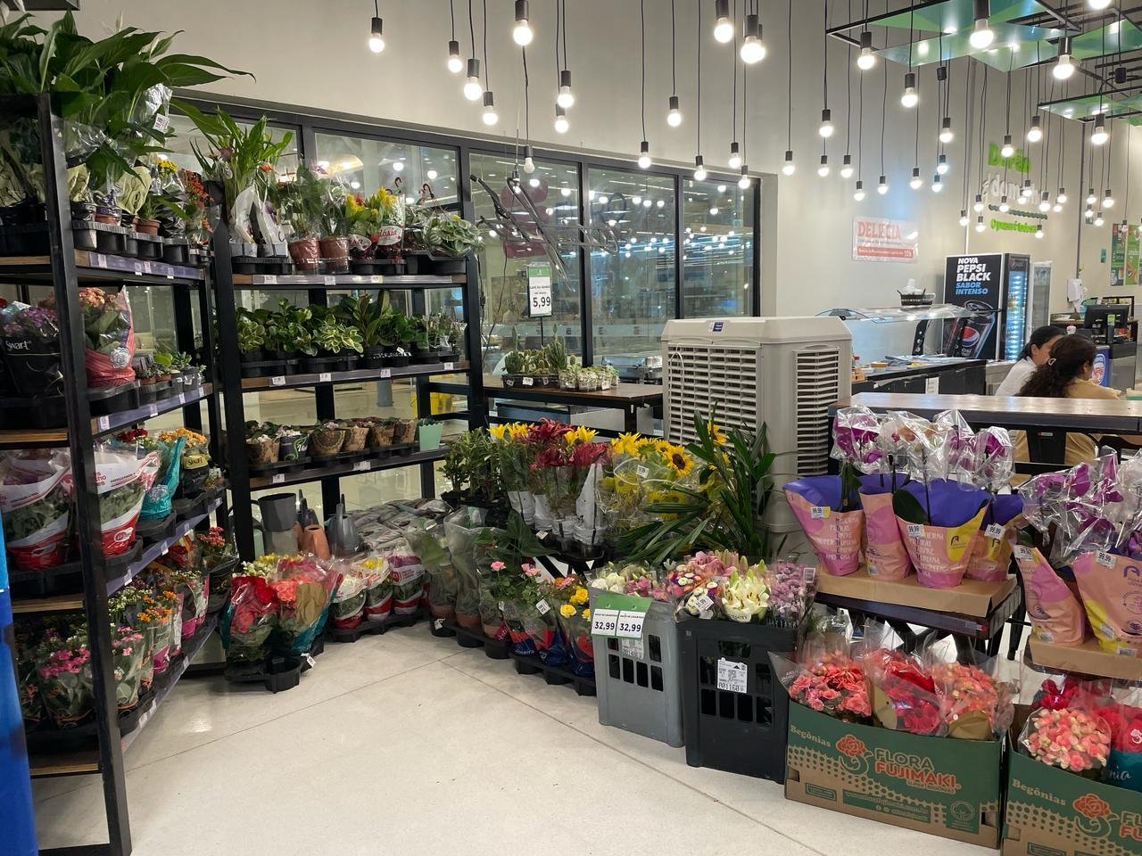 Supermercado Pão de Açúcar abre loja florida em homenagem ao Dia Internacional da Mulher