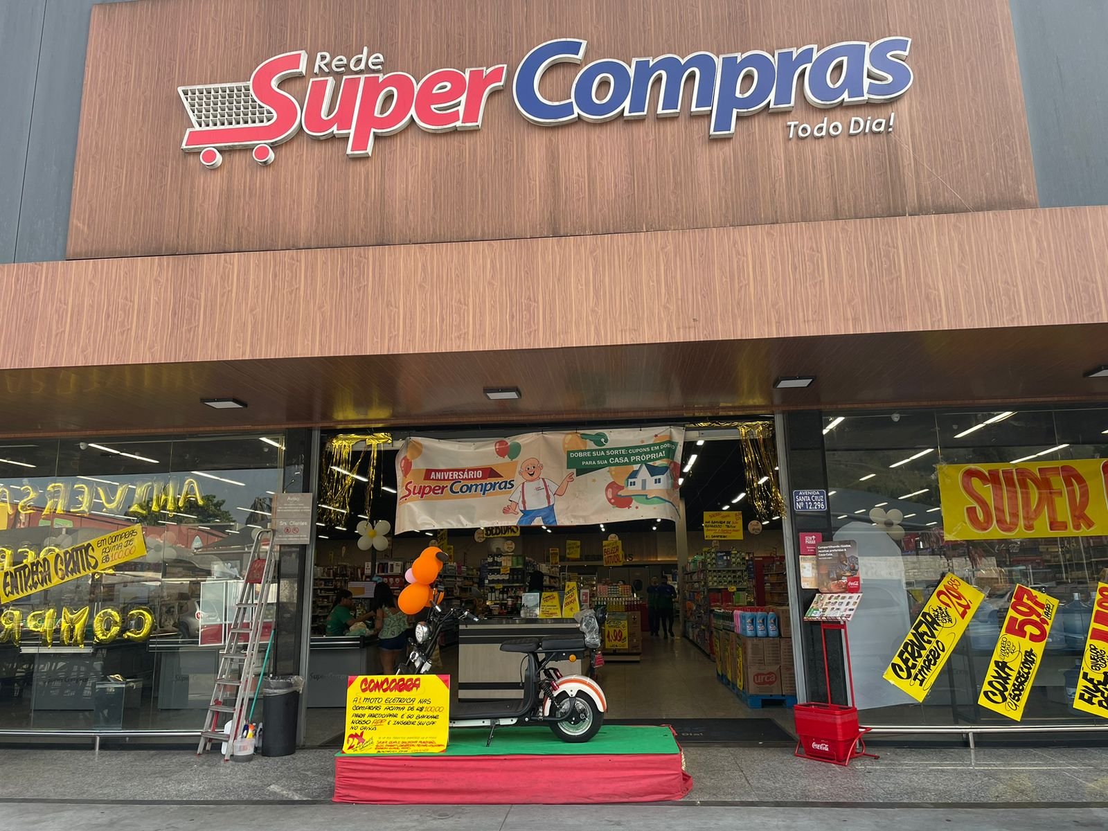 Mídia OOH anuncia aniversário de grande rede em ação de trade com BRF