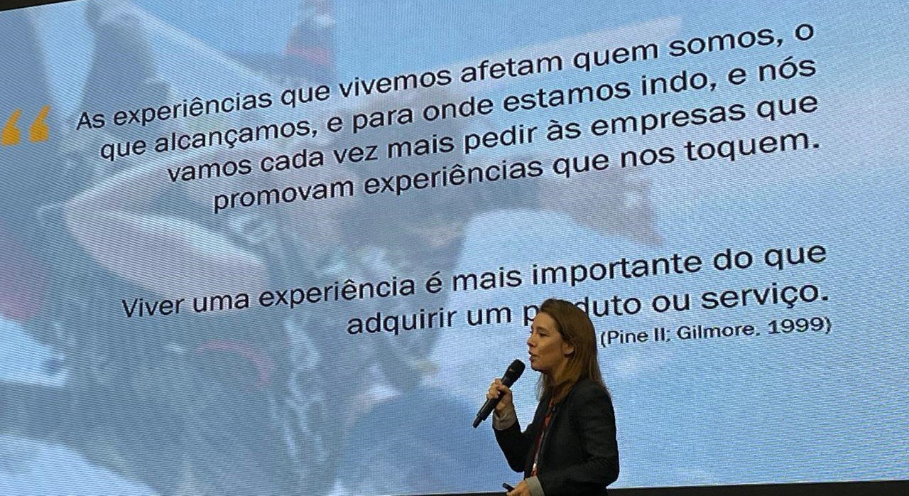 Quer saber como criar um clima amigável para encantar os clientes e faturar mais? Veja como foi a palestra de Juliana Neves no Conecta Varejo