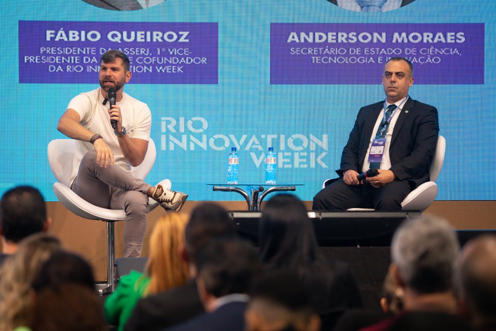 Plateia lota o palco Conecta Varejo | Grupo Boticário para assistir ao painel com o presidente da ASSERJ