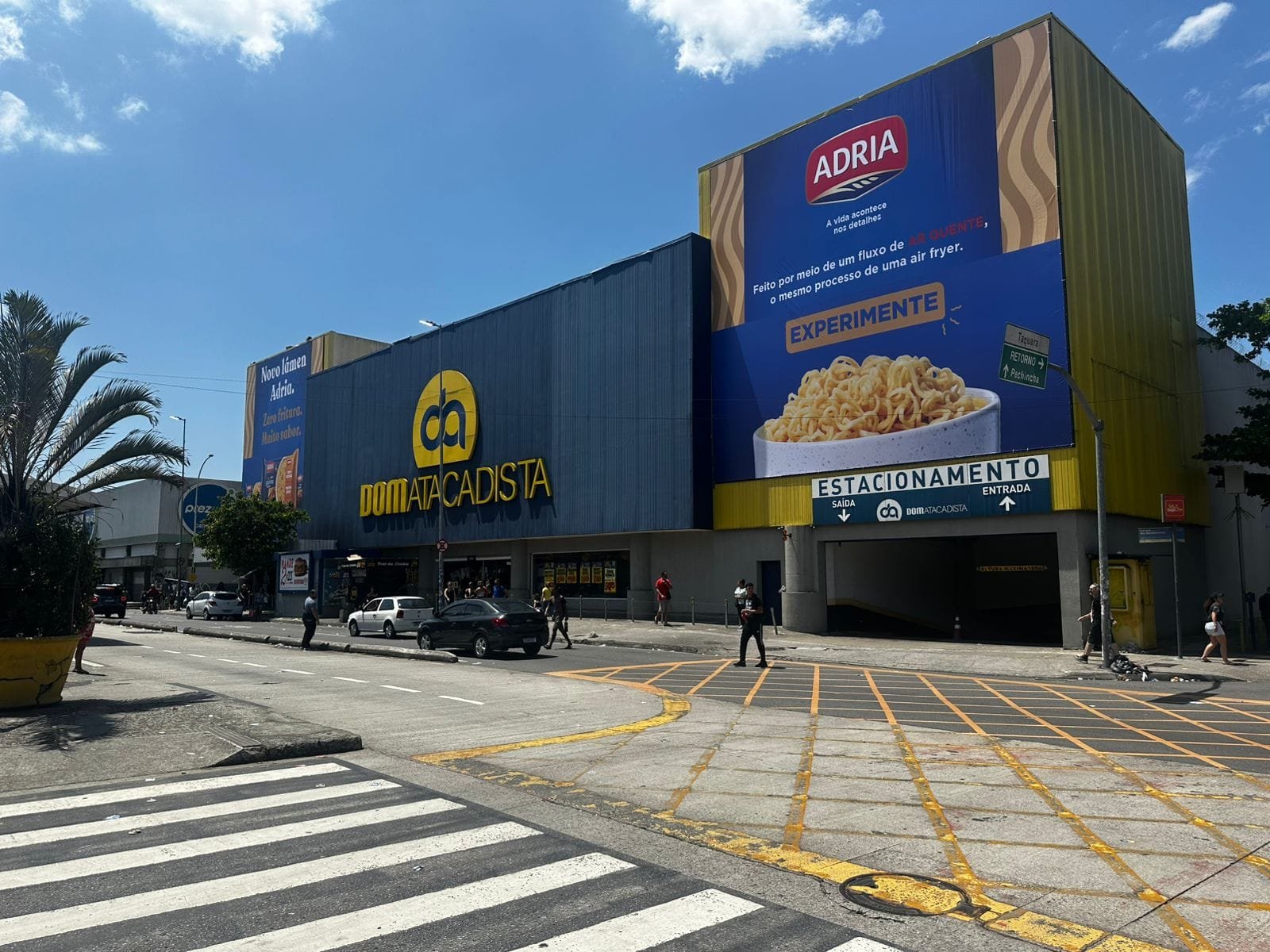 DOM Atacadista e M. Dias Branco realizam ativação de impacto na loja da Taquara