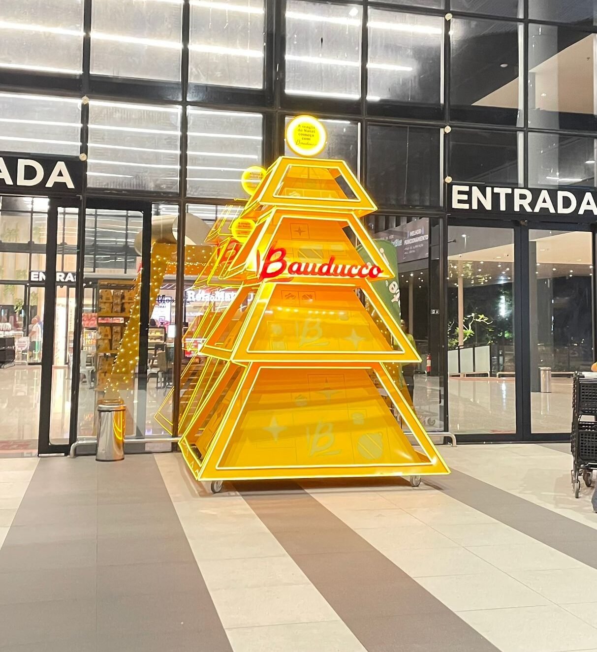 Bauducco inova com árvore de Natal amarela iluminada no supermercado. Vem saber onde!