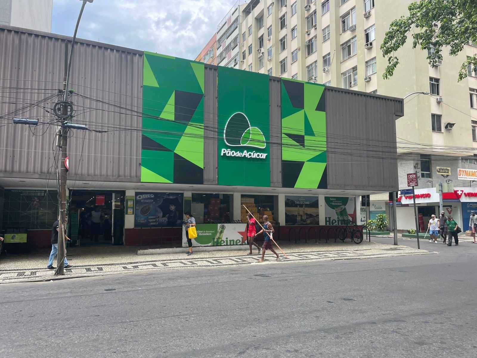 Filiais do GPA em Copacabana adaptam operações à demanda do público