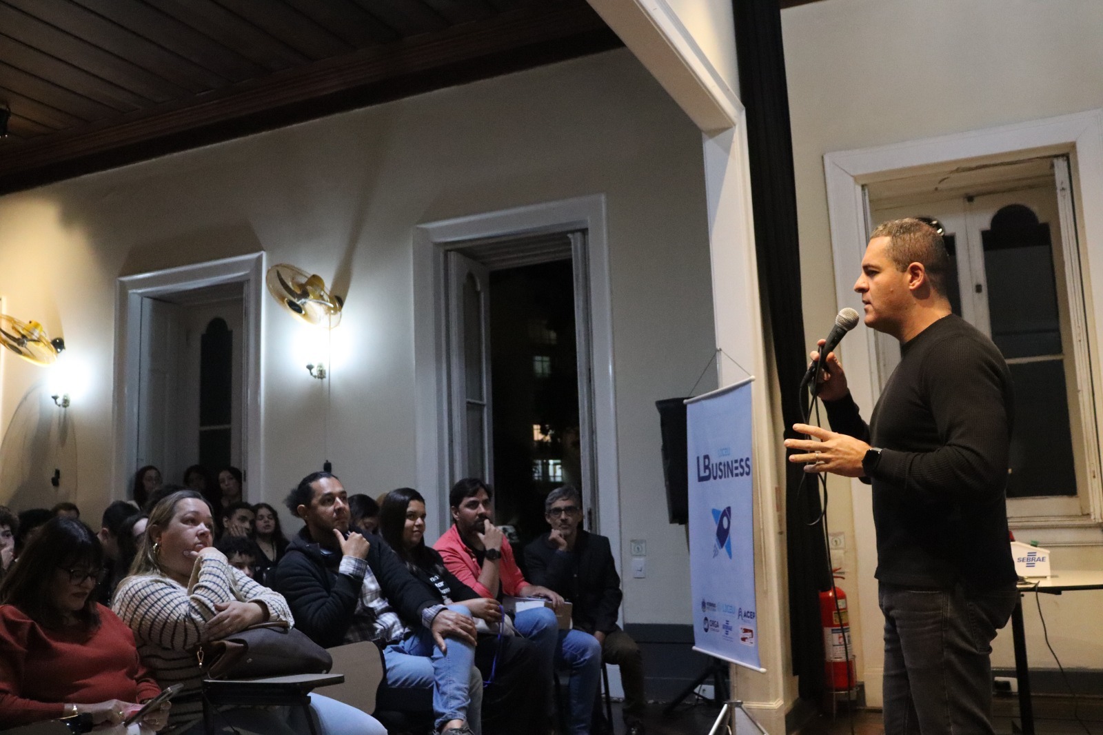 Compartilhando experiências! Diretor-presidente do Armazém do Grão participa de ação em escola